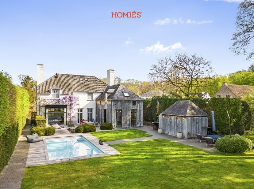 Wij hebben het genoegen u deze tijdloze, top-notch villa aan te bieden in het groene Oud-Heverlee. Recent gerenoveerd met uiterst hoogwaardige materia