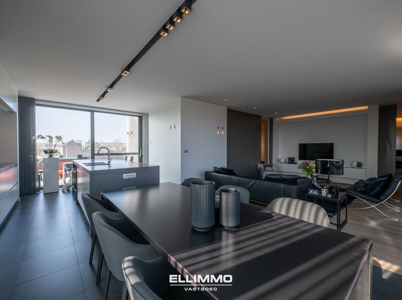 Spectaculair penthouse van maar liefst 170m2 en twee terrassen, samen goed voor nog eens 60m2, gelegen over de volledige 2e verdieping en toegankelijk