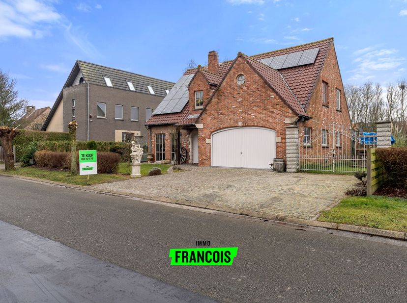 Deze prachtige villa is gelegen in de Parklaan te Bredene. Het pand is rustig gelegen en biedt toch een vlotte verbinding naar het centrum en alle nod