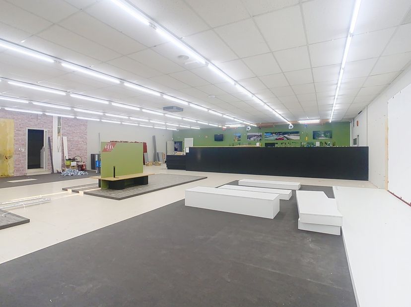 Disposition:&lt;br /&gt;
- espace commercial: env. 720 m²&lt;br /&gt;
- espace de rangement d&#039;environ 90 m²&lt;br /&gt;
- bureau d&#039;environ 8 m²&lt;br /&gt;
N&#039;hésitez pas à no