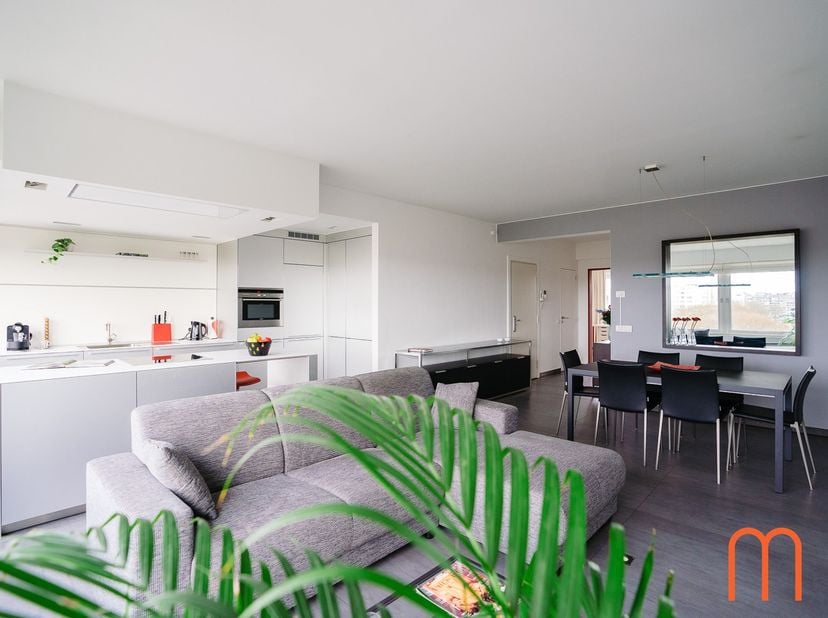 Au 4ième étage de la Résidence Melinda, vous trouvez ce bel appartement, entièrement meublé. &lt;br /&gt;
Depuis le salle à manger, vous pouvez profiter d&#039;u