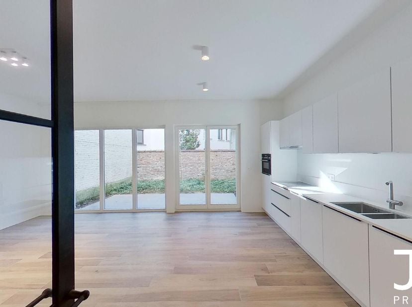 J&amp;J Properties a le plaisir de vous proposer ce superbe duplex spacieux et lumineux, situé dans un quartier calme à proximité de l&#039;avenue Louise, au s