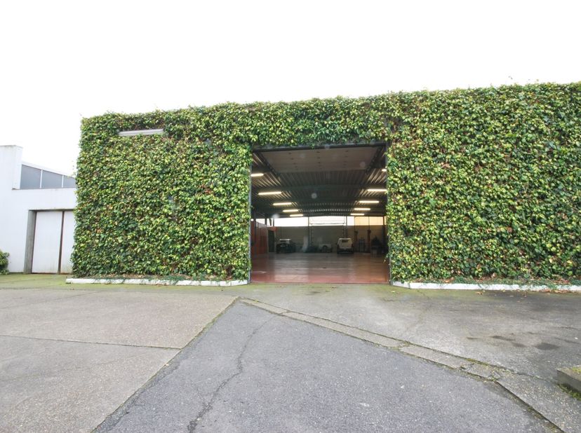 Praktisch magazijn/opslag ruimte met volledige overspanning aan verkeersluwe weg.&lt;br /&gt;
Goed bereikbaar dicht tegen de N70 ter hoogte van Zeveneken&lt;br