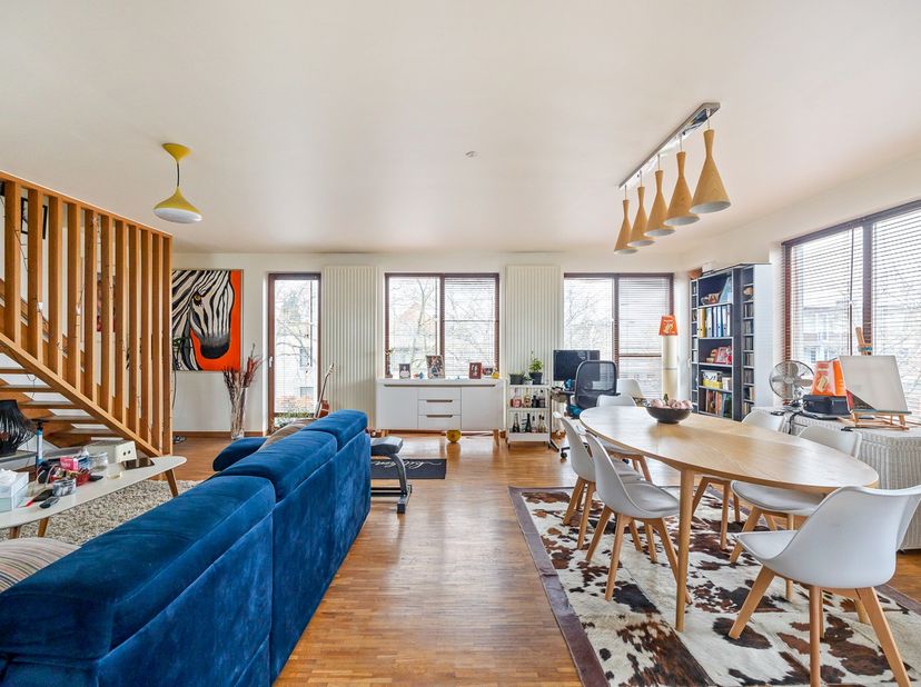 Dit stijlvolle duplex appartement op de tweede en derde verdieping biedt een perfecte combinatie van moderne afwerking, praktische indeling en een pri