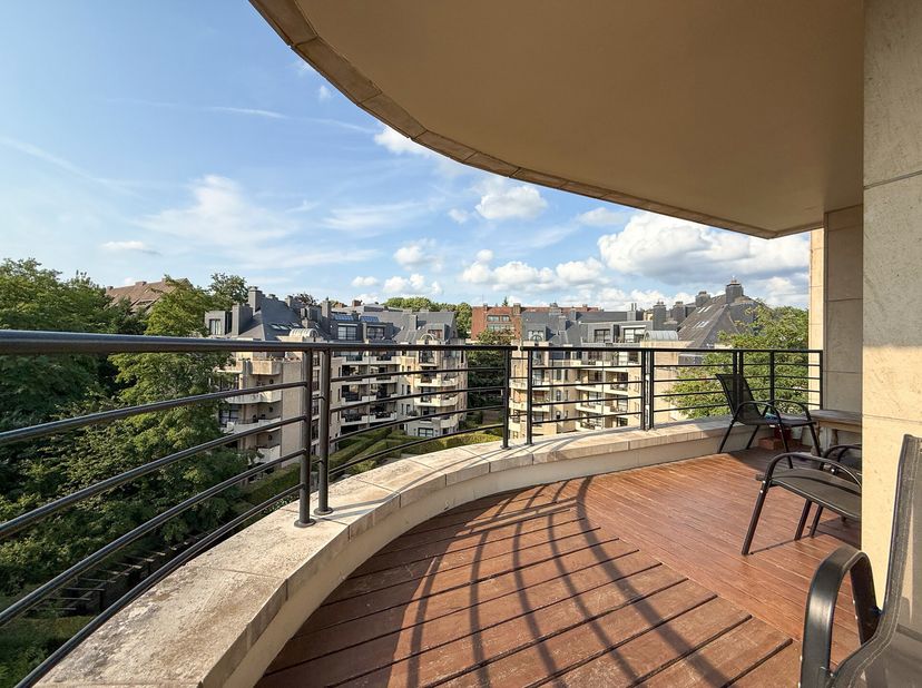 UKKEL, dicht bij Brugmannpark en alle voorzieningen, licht appartement van 163m² (3bed/2bath) met terras op het WEST en zwembad. Gelegen op de 7e verd