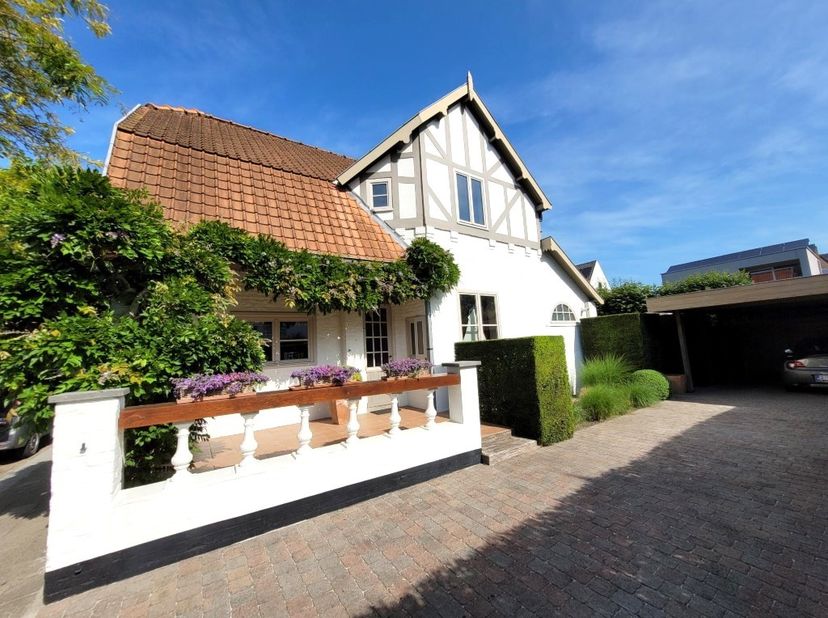 PRACHTIGE HALF-OPEN COTTAGEWONING vlakbij de Brugse binnenstad en het station, een SUBLIEME LIGGING. Grondoppervlakte 296 m². Onberispelijk onderhoude