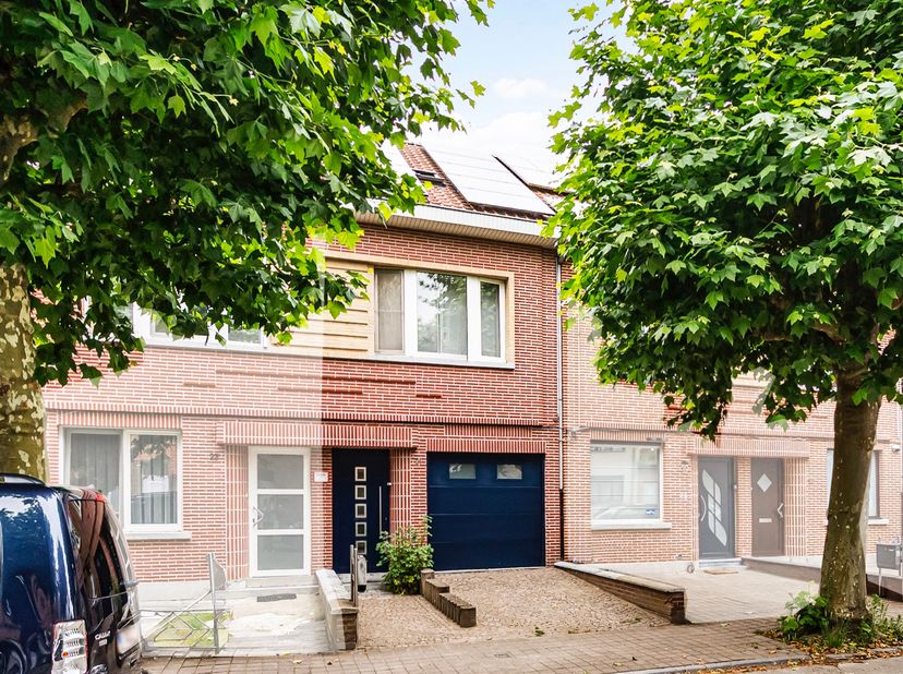 Bent u op zoek naar een perfect onderhouden woning in een charmante en rustige straat en toch in de nabijheid van het centrum?Deze smaakvol ingerichte