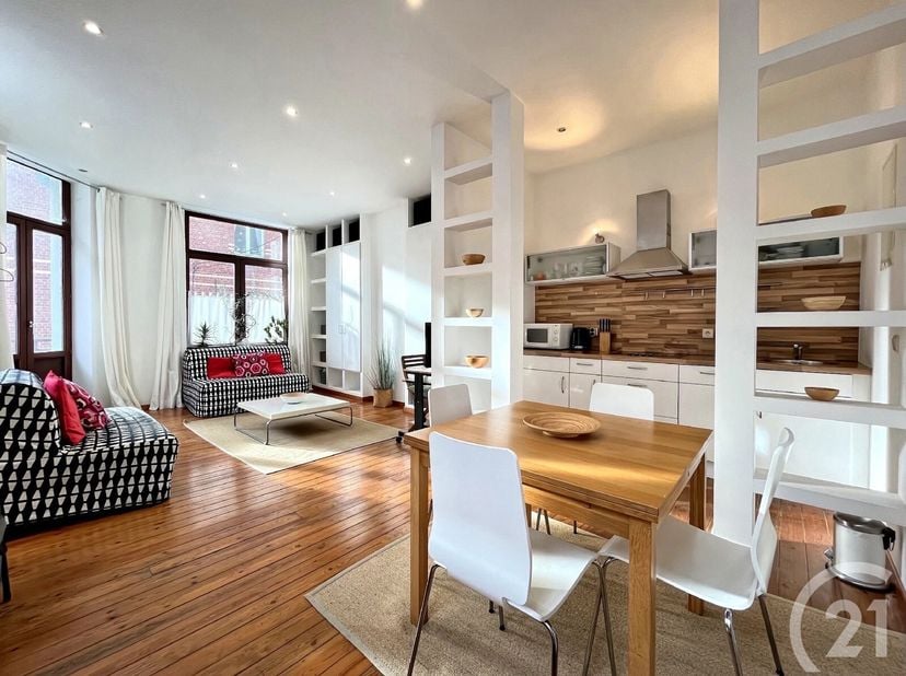 BRUSSEL ---- In het hart van de Europese wijk, Ambiorix wijk, dicht bij vervoersverbindingen en het stadscentrum. Mooie STUDIO van +/- 56m² (volgens P