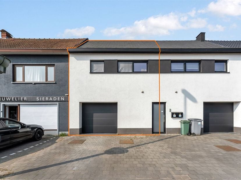 Perfect onderhouden en instapklare woning met inpandige garage en 3 slaapkamers te Olmen.&lt;br /&gt;
Belangrijkste troeven:&lt;br /&gt;
- Centrale ligging&lt;br /&gt;
