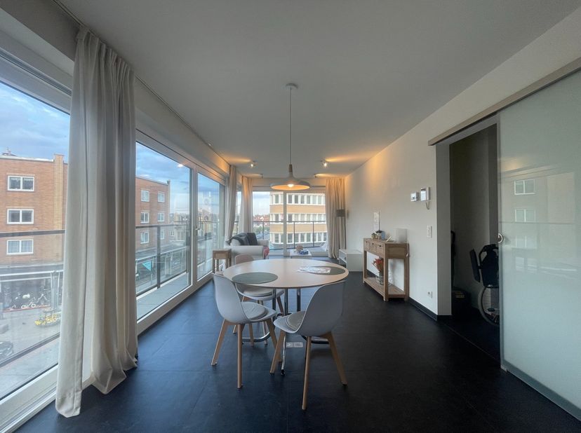 Dit modern ongemeubeld 1-slaapkamerappartement met vloerverwarming ligt in het centrum van Sint-Idesbald, op slechts 200 meter van het strand. De lich