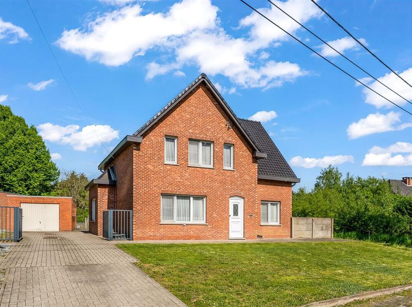 Op te frissen woning met 4 slaapkamers rustig gelegen op een uitgestrekt perceel van 16a75ca te Ham.&lt;br /&gt;
Belangrijkste troeven:&lt;br /&gt;
- Centrale doc