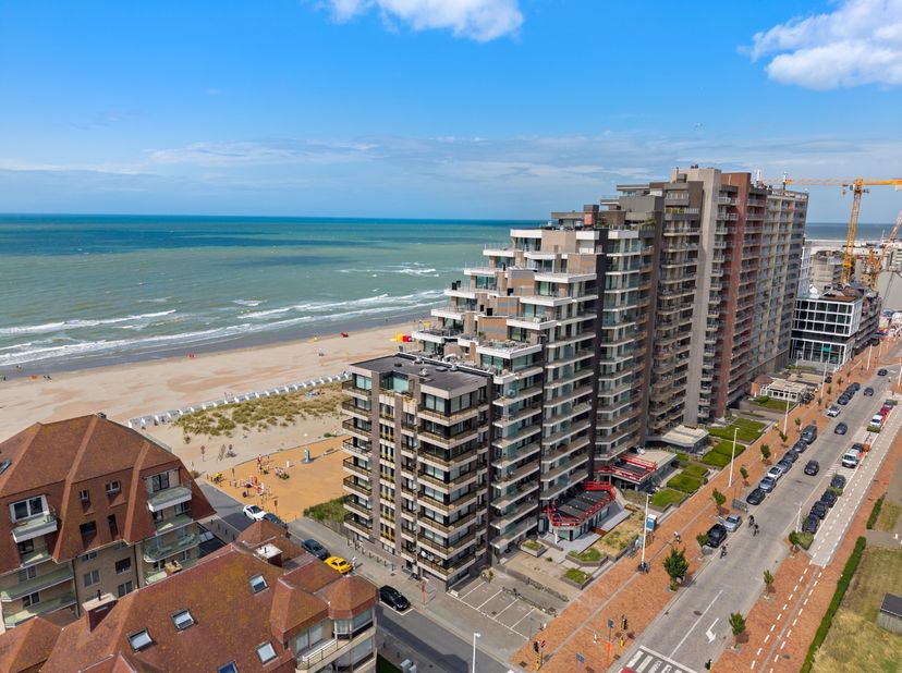 Schitterend doorloperappartement met frontaal zeezicht, luxueus gerenoveerd tot in de kleinste details met hoogwaardige materialen. Gelegen op de Zeed