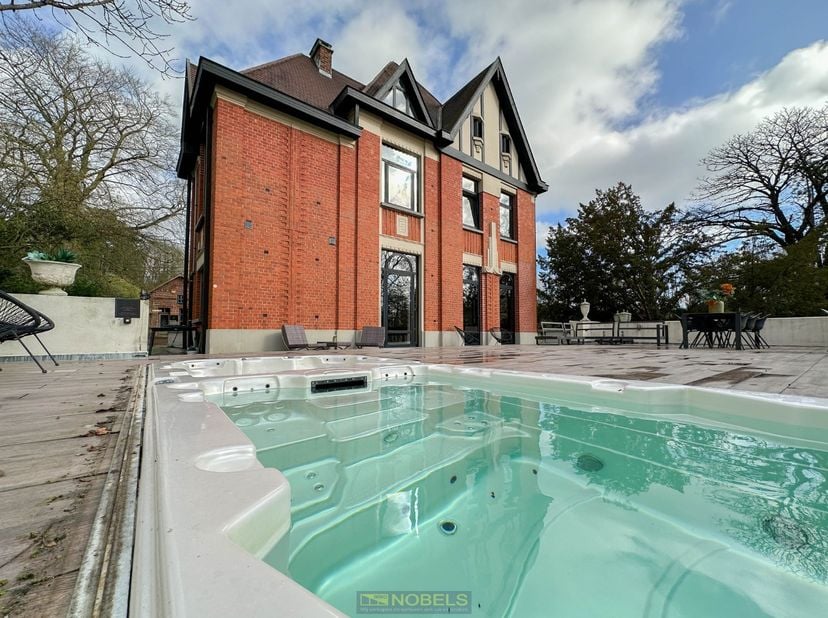 EXCLUSIEVE COTTAGEVILLA op DE ZUIDFLANK VAN HET HOTONDBOS is een architecturale parel uit 1928, ontworpen door DESMET THEOFIEL. Gelegen in het IDYLLIS