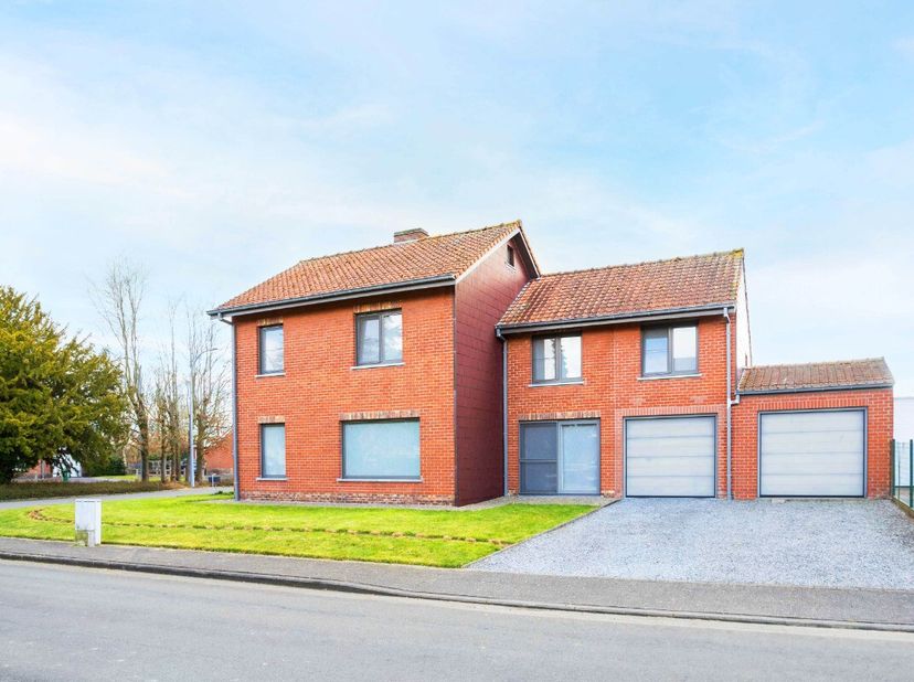 Zwevegem: woning met 4 slaapkamers en 2 garages te koop in Zwevegem Deze ruime en instapklare woning bevindt zich in een rustige, kindvriendelijke buu