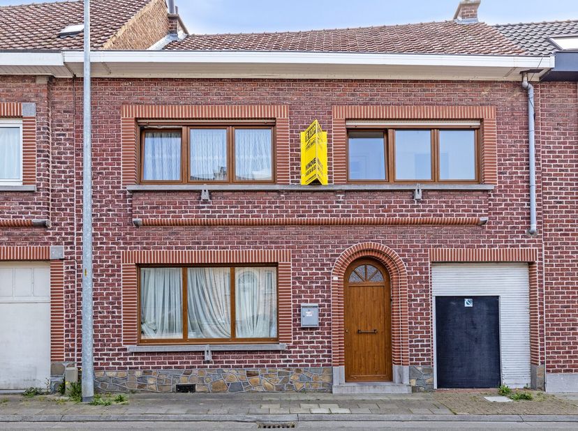 Nabij het dorp goed gelegen RUIME SOLIDE BURGERWONING met GROTE TUIN - gang met trap - ruime living - ingerichte keuken - kelder - veranda - buitenber