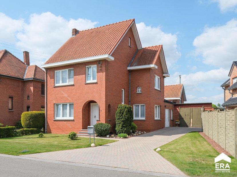 Te renoveren gezinswoning met 3 slaapkamers, grote garage en leuke tuin op een gunstige locatie in Sint-Lambrechts-Herk (Hasselt).Voor meer informatie