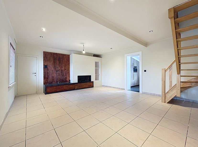 Deze goed onderhouden woning is gelegen in een uiterst rustige éénrichtingsstraat met een prachtig zicht op het omringende landschap. Hier geniet je d