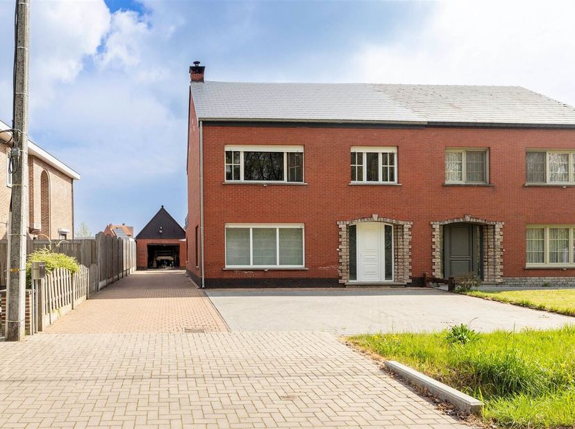 Woning met 4 slaapkamers en garage op 446m². Gunstig gelegen te Itegem met scholen, winkels en openbaar vervoer in de onmiddellijke omgeving. &lt;br /&gt;
V