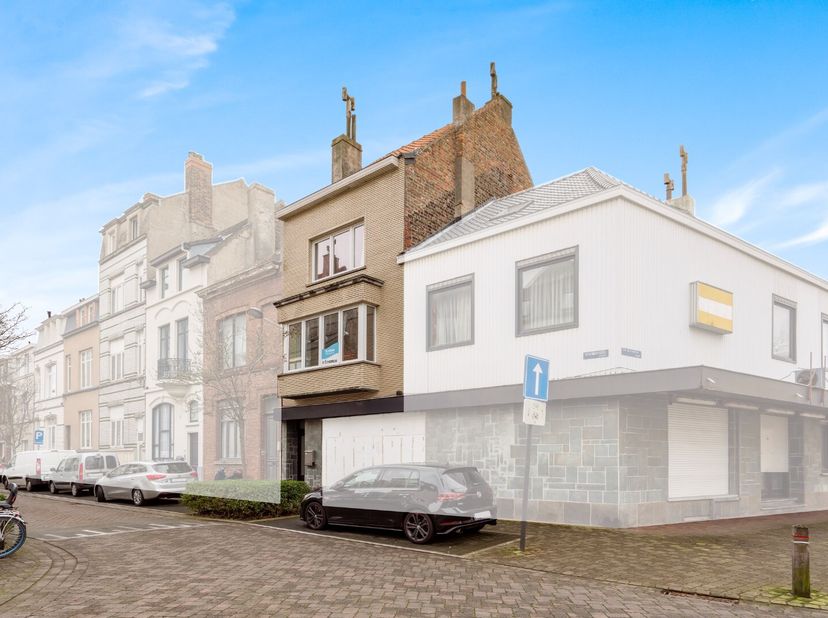 Bent u op zoek naar een instapklare woning in het hart van Oostende? Deze volledig vernieuwde rijwoning in het populaire Westerkwartier combineert com