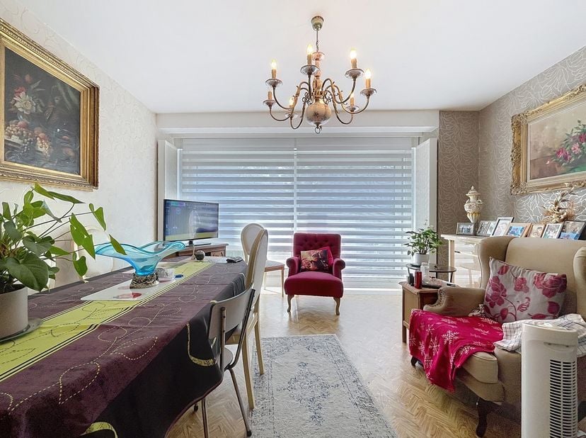 DILBEEK - REF: 6970121 - BEL APPARTEMENT UNE CHAMBRE AVEC TERRASSE - FAIBLES CHARGES + GARAGE BOX FERME ET EMPLACEMENT DE PARKING !!!&lt;br /&gt;
Face au pa