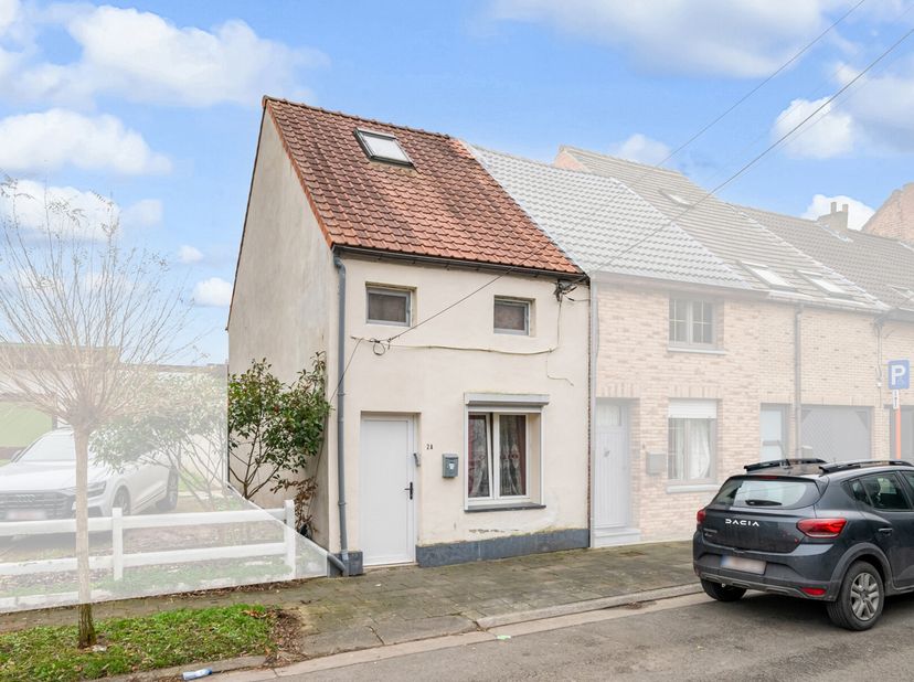 Deze woning combineert een rustige ligging met een uitstekende bereikbaarheid dankzij de nabijheid van de verbindingswegen (Brussel, Gent en Aalst). S