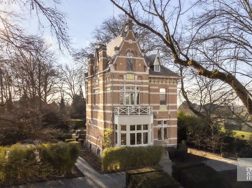 Deze uitzonderlijke villa werd gebouwd in 1885 in eclectische stijl en heeft een bruikbare woonoppervlakte van 361m². De afwerking is zeer smaakvol en