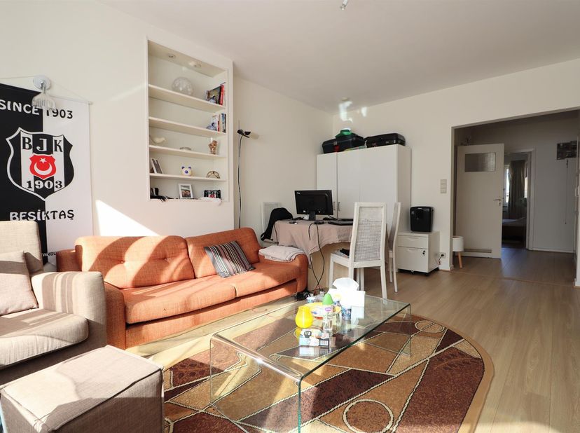 ETTERBEEK , à proximité du rond point Montgomery. Bel APPARTEMENT (1ch/1sdb) meublé de 60 m². Situé au 4 ème étage, il se compose d&#039;un hall d&#039;entrée,