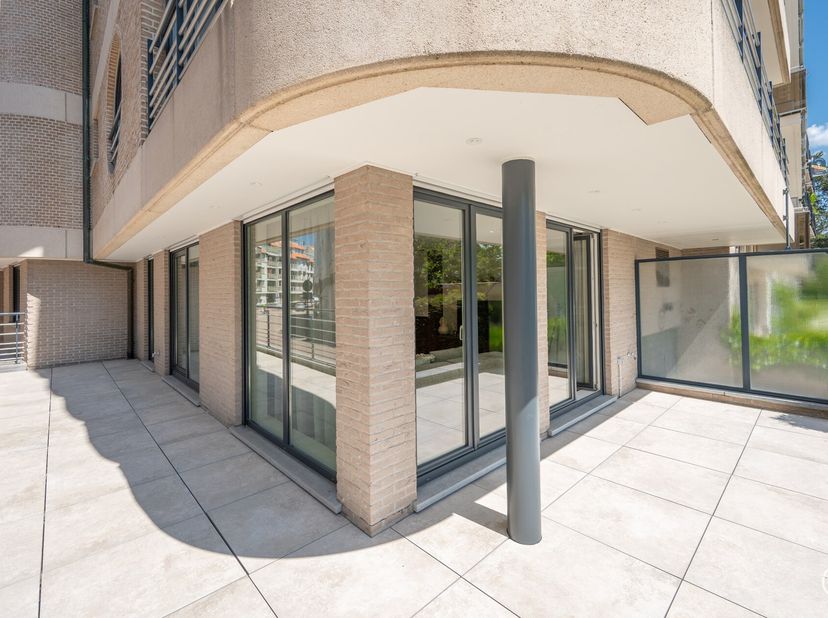 Stijlvol gerenoveerd hoekappartement (130 m2) met royale gevelbreedte en zuidgerichte terras.&lt;br /&gt;
Dit stijlvolle vernieuwde appartement bevindt zich