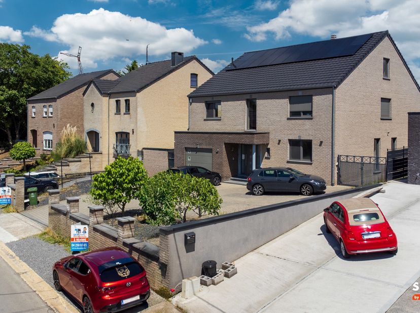 L&#039;agence SKYIMMO a le plaisir de vous présenter cette magnifique villa 4 façades construite en 2016 alliant modernité, confort et espace généreux de 2