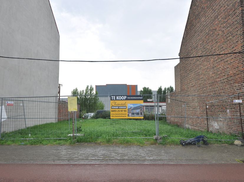 Deze twee nieuw te bouwen woningen zijn gelegen langs het kanaal Oostende Plassendale. &lt;br /&gt;
&lt;br /&gt;
De bouw is gestart, plan nu uw bezoek om ter plaa