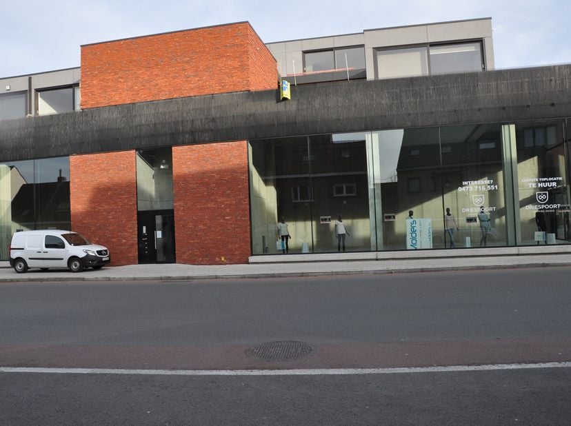 Ruime handelsruimte van 435m², verdeeld over 300m² op het gelijkvloers en 135m² op de verdieping. Gelegen op een toplocatie langs een drukke invalsweg