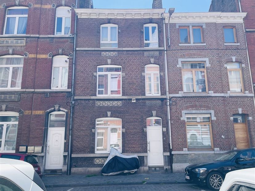 Dans le quartier convivial et prisé d&#039;Outremeuse, une maison de rapport comprenant trois appartements d&#039;une chambre en ordre d&#039;urbanisme. &lt;br /&gt;
A raf