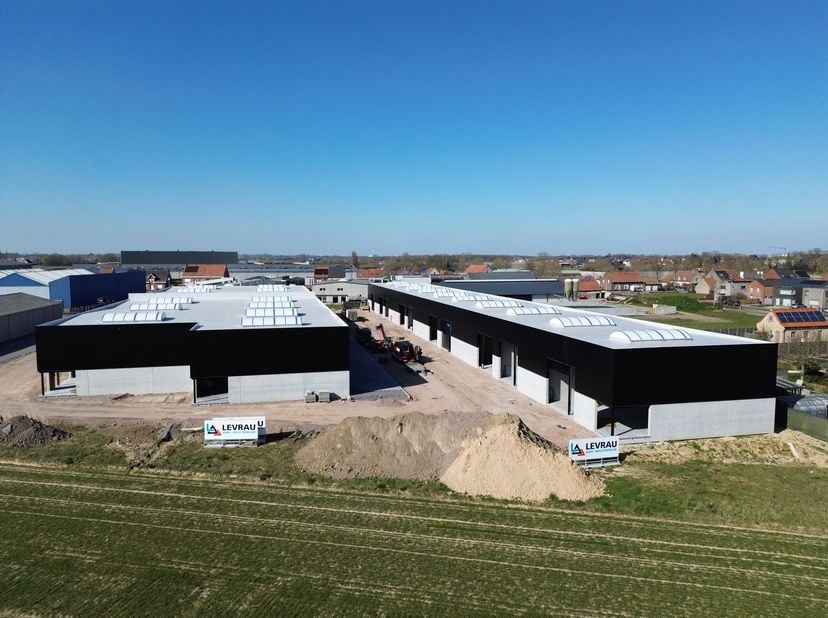 Nieuwbouw KMO-unit te koop met een oppervlakte van 180 m² en 2 privatieve parkeerplaatsen te koop. De loods maakt deel uit van het gloednieuwe nieuwbo