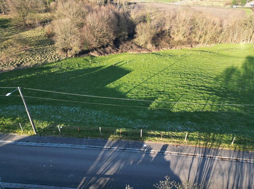 Situé dans une rue peu fréquentée, ce beau terrain à bâtir avec sa large façade denviron 31 m bénéficie dun emplacement stratégique : à la fois au cal
