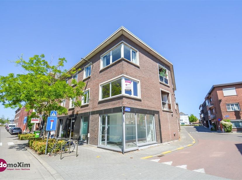 Ruim appartement met 2 slaapkamers gelegen aan de vaart&lt;br /&gt;
Gelegen op de eerste verdieping van deze kleinschalige residentie kan je, via de trap, d