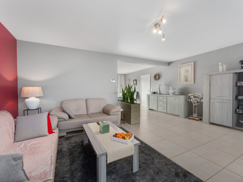 Verzorgd tweeslaapkamerappartement met terras, dubbele garage en berging/wasplaats&lt;br /&gt;
Dit ruime appartement op 102 m² heeft bijkomend ook een grote