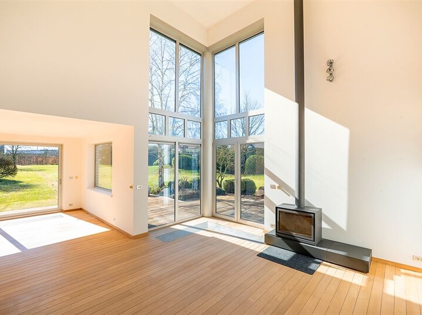 Réelle opportunité pour cette villa contemporaine de 286m2 habitable sur un terrain de 1632m2, située au calme dans un clos très prisé à Dottignies. &lt;