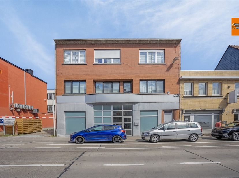 Cet espace de bureaux/commercial est stratégiquement situé dans le centre de Kortenberg. &lt;br /&gt;
L&#039;agencement est le suivant : A l&#039;avant, il y a 2 bure