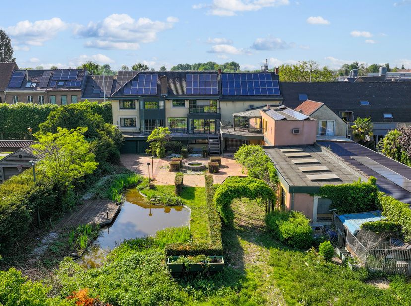 Uniek vastgoed met loods, meerdere garages en drie woonentiteiten  ideaal voor kangoeroewonen of co-housing!&lt;br /&gt;
Deze uitzonderlijke eigendom biedt