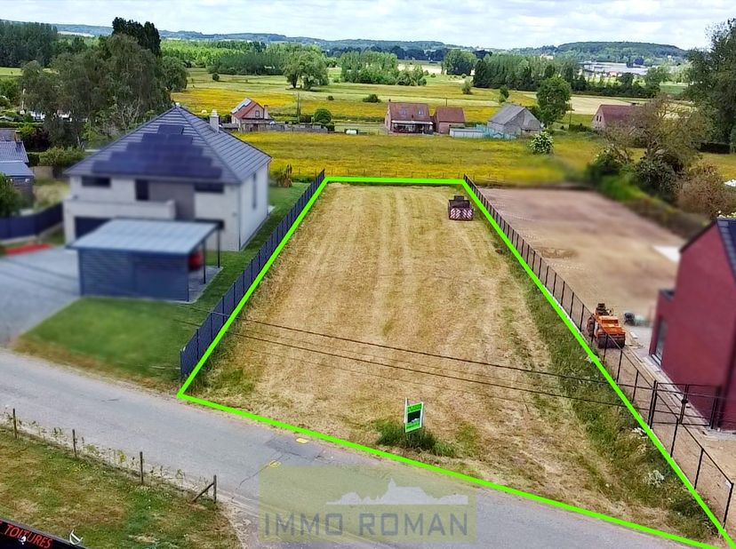 In de dorpskern van Dergneau, deelgemeente van Frasnes-lez-Anvaing treffen we dit perceel bouwgrond geschikt voor de realisatie van een open bebouwing