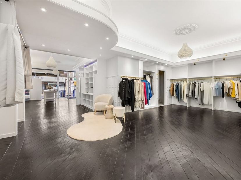 Volledig uitgerust en goed onderhouden handelspand op top locatie te Beringen Centrum! &lt;br /&gt;
Belangrijkste troeven: &lt;br /&gt;
- Centrale ligging &lt;br /&gt;