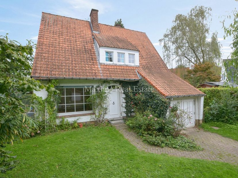 Maxime Real Estate vous propose cette charmante villa 4-façades avec beau jardin.&lt;br /&gt;
Située dans le quartier prisé Warandeberg, à proximité du Cast
