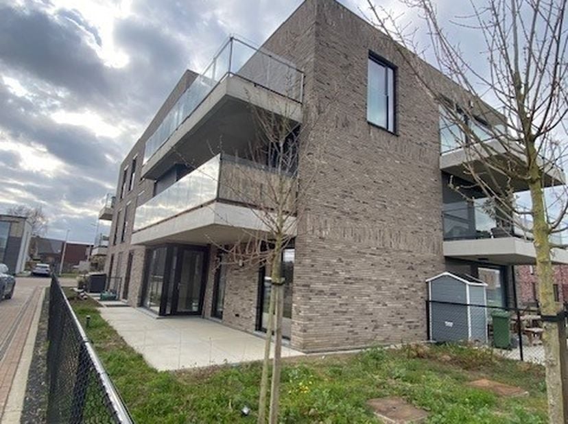 Dit mooie appartement is gelegen binnen het project Bivelenhof te Bilzen.  Een nieuwbouwproject gelegen in Nerem Bilzen.&lt;br /&gt;
In 10 minuutjes wandel