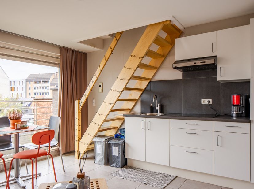 Deze leuke studio (36 m² volgens EPC) is gelegen in een recente (2010) residentie in de Leuvense binnenstad en vlakbij het station. Dat maakt deze res