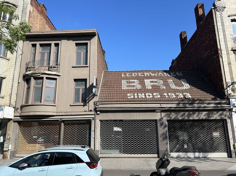 Handelspand te koop gelegen aan de Bredabaan in Merksem.&lt;br /&gt;
Het pand is ca600m2 groot en 1 van de grotere in de straat.&lt;br /&gt;
Met een gevelbreedte