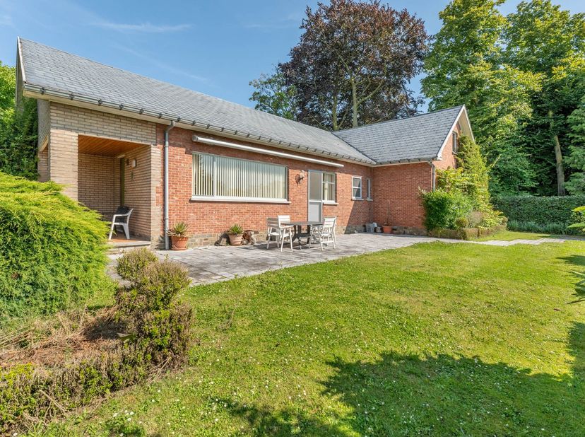 Bent u op zoek naar een woning die zowel centraal gelegen is als veel privacy biedt? Deze gelijkvloerse woning, gelegen op een royaal perceel van meer