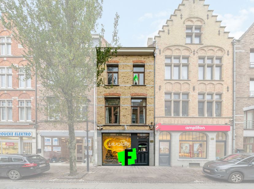 Dans la rue de Lille, au cur d&#039;Ypres, nous vous proposons ce magnifique commerce avec un appartement triplex. Grâce à son emplacement central, vous êt