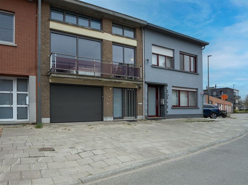 Découvrez cette maison spacieuse dans le charmant quartier de Beveren-Kruibeke-Zwijndrecht, idéale pour les familles à la recherche de confort et de s