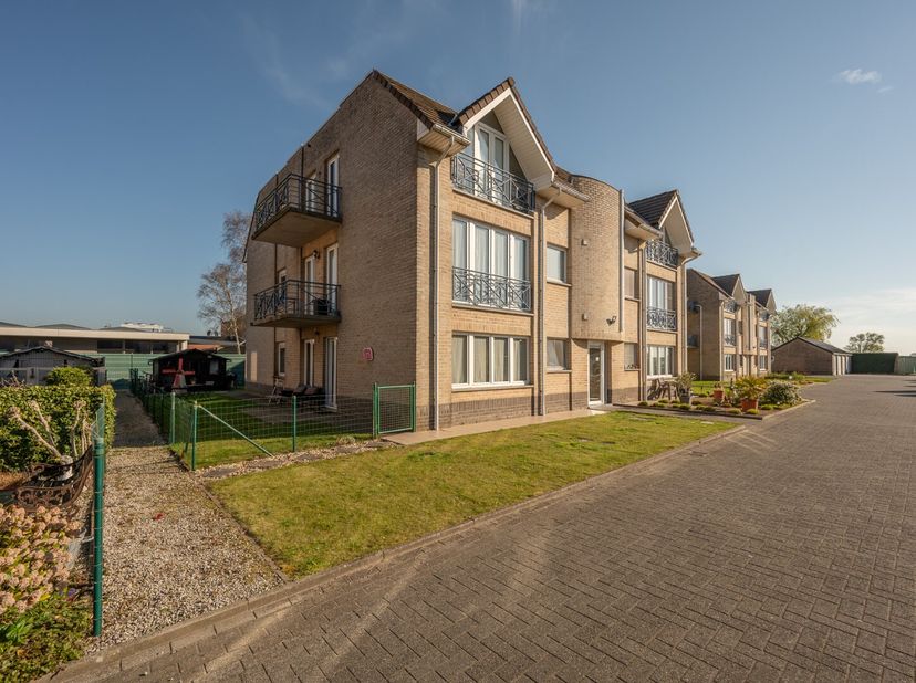 Dit ruim appartement is leuk gelegen bij het centrum van Oedelem in de residentie &#039;Bergzicht&#039;.&lt;br /&gt;
De residentie is afgesloten vanop de straat met e