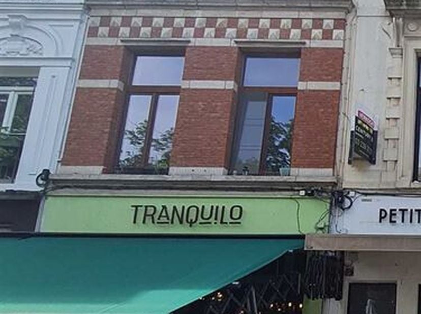 Antwerpen: Zurenborg: triplexappartement met 2 slaapkamers en (dak)terras. Gelegen op de bruisende Dageraadplaats ... Het appartement bevindt zich op